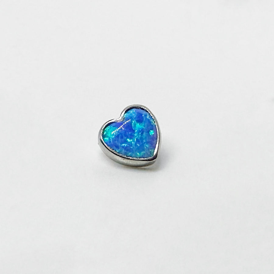Hjerteformet titaniumtop med opal